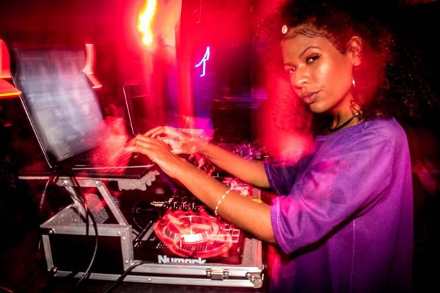 A DJ Milena cinismo produz a festa e também vai tocar. Foto: 3por4Fotografia